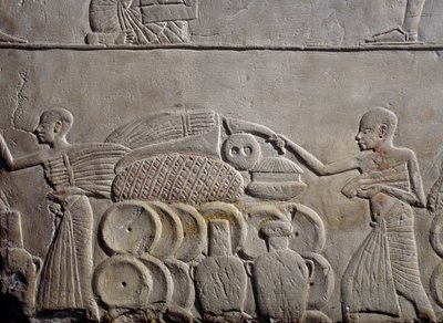 Depolardaki yiyeceklerin düzenlenmesi, kireçtaşı duvar kabartması, Saqqara#39;daki Horemheb Memphite Mezarı, Mısır Uygarlığı, Yeni Krallık, Hanedan XVIII by Egyptian 18th Dynasty