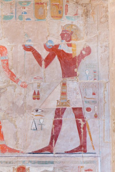Adaklar sunan bir firavunu tasvir eden alçak kabartma resim, Deir Al Bahari'deki Hatşepsut tapınağı, Luksor, Mısır (fotoğraf) by Egyptian 18th Dynasty