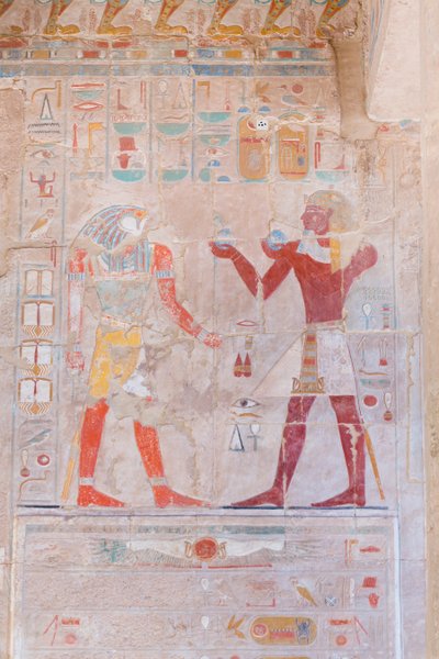 Firavunu (sağda) Tanrı Horus'a adaklar sunarken tasvir eden alçak kabartma resim, Deir Al Bahari'deki Hatşepsut tapınağı, Luksor, Mısır (fotoğraf) by Egyptian 18th Dynasty