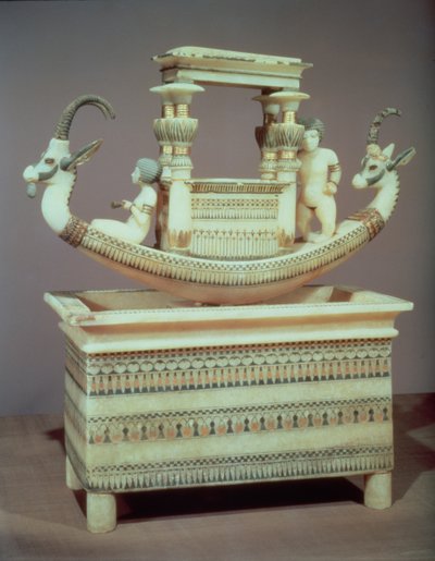 Tutankhamun'un mezarından (MÖ 1370-52) Yeni Krallık (kaymaktaşı) (ayrıca bkz. 1494) Suriye dağ keçisinin iki başı ve Prenses Mutnedjmet olduğu düşünülen iki kadın figürüyle süslenmiş bir tekneye sahip sandık by Egyptian 18th Dynasty