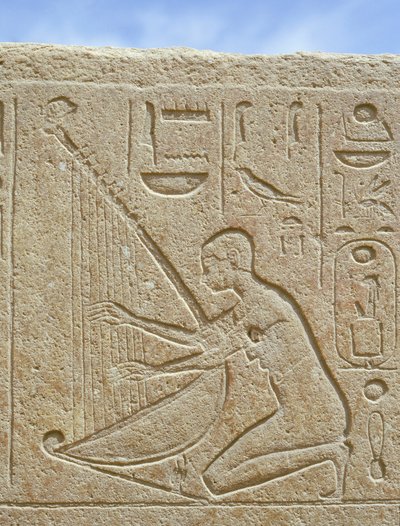 Bir müzisyeni tasvir eden kabartmadan detay, Karnark (fotoğraf) by Egyptian 18th Dynasty
