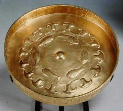ಹೊಸ ಸಾಮ್ರಾಜ್ಯ, c.1479-1425 (ಚಿನ್ನ) ಟರ್ಕಿ ಮೀನು ಮತ್ತು ಹೂವುಗಳಿಂದ ಅಲಂಕರಿಸಲ್ಪಟ್ಟ ಜೆಹುಟಿಯ ಜನರಲ್ ಡ್ಯೂಟಿಗೆ ಸೇರಿದ ಭಕ್ಷ್ಯ by Egyptian 18th Dynasty