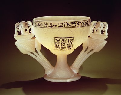 Tutankhamun (MÖ 1370-1352) Yeni Krallık (kaymaktaşı) mezarının girişinde bulunan yarı açık lotus çiçeği şeklinde içme kabı (ayrıca bkz. 162302 & 149480) by Egyptian 18th Dynasty