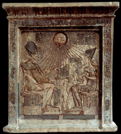 Mısır Kraliçesi Nefertiti (MÖ 1353-1336), Firavun Amenophis IV (Akhenaton veya Amenhotep) (MÖ 1352-1338) ve çocukları ile birlikte. Alçak kabartma. 18. hanedan, Yeni İmparatorluk. Kahire, Mısır Müzesi by Egyptian 18th Dynasty