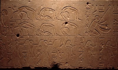 Mısır antik dönemi: dansçıları, akrobatları ve müzisyenleri betimleyen oyulmuş bir fresk detayı. Kraliçe Hatshepsut (Hatshepsut) 18. hanedanlık dönemi. Luksor, Mısır Sanat Müzesi by Egyptian 18th Dynasty