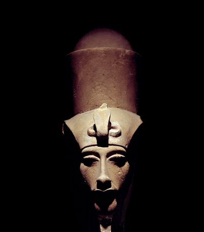 Mısır antik: çift taç taşıyan Amenhotep IV (Amenophis IV veya Akhenaton) heykeli. 1301 M.Ö. 18 hanedanı. Heykelin detayı. Thebes