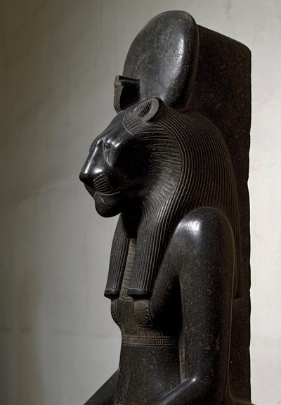Mısır antik: dişi aslan tanrısı Sekhmet güneş diski ile taçlandırılmıştır. Siyah granit heykeli. 1540-1295 M.Ö. karartmak 210 cm Torino, Mısır müzesi by Egyptian 18th Dynasty