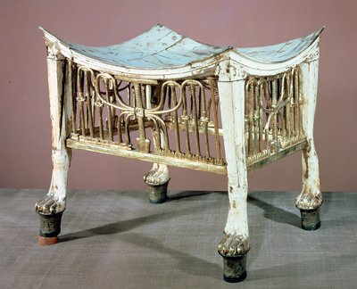Çocuk-kral tarafından saltanatının başlangıcında, Tutankhamun