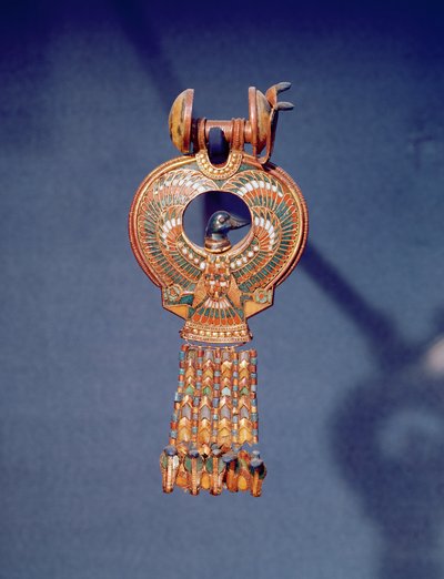 Tutankhamun mezarından mavi kuşlu bir çift küpeden sol küpe, Krallar Vadisi, Thebes, MÖ 1347-37 (altın ve erimiş cam) (344029) by Egyptian 18th Dynasty