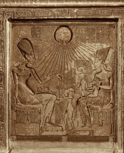 Kraliyet ailesi yaşamı: Firavun Amenofis IVAkhnaton, Kraliçe Nefertiti ve 3 kızı güneşe doğru püskürüyor (kabartma) by Egyptian 18th Dynasty