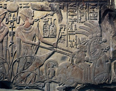 Amenhotep III dikilitaşı, firavunun bir savaş arabası sürdüğünü gösteriyor. 1391 -1353 M.Ö. Taş heykel. Kahire, Mısır Müzesi, Kahire. Qina