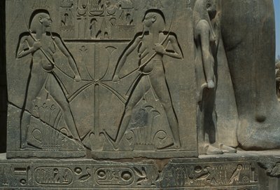 İki adamı tasvir eden bir kabartma detayı (kumtaşı) by Egyptian 19th Dynasty
