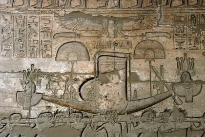 Mısır Antik Çağı: kutsal teknenin alayını temsil eden kabartmaların görünümü, Firavun Ramses II