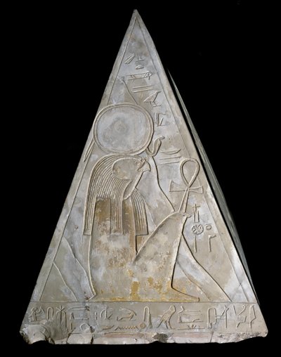 Mısır antikası: Batan güneşin Re-Atum (Re Atum veya Ra-Atum veya Ra Atum veya Re Toum) tanrısını temsil eden Ramose decoree şapelinin piramit ucu. 19. hanedan ((1295-1190 BC) Deir el Medineh Dim. h. 70 cm Torino Mısır müzesi) by Egyptian 19th Dynasty