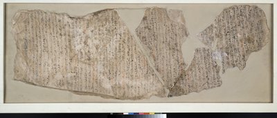 Ostracon, Sinuhe (kireçtaşı) hikayesinin büyük bir kısmı ile siyah ve kırmızı olarak hiyeratik olarak yazılmıştır. by Egyptian 19th Dynasty