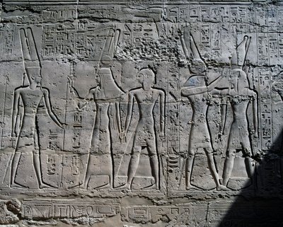 Tanrılara adak sahneleri, kabartma, Büyük Hipostil Salonu#39;nun iç duvarları, Karnak tapınak kompleksi (Unesco Dünya Mirası Listesi) by Egyptian 19th Dynasty