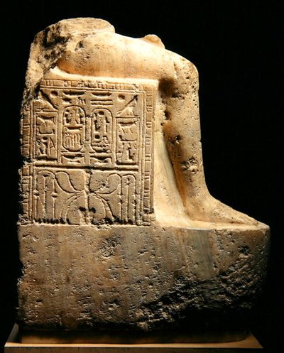 Ramses II (1279-13) ve eşi, New Kingdom (kaymaktaşı) heykelinden bir parçanın yandan görünümü (ayrıca bkz. 241414) by Egyptian 19th Dynasty