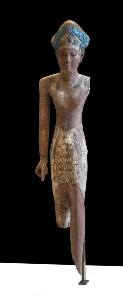 Ön peştamal giyen ve mavi tacın başörtüsü olan Hükümdar Ramesside Heykeli by Egyptian 19th Dynasty