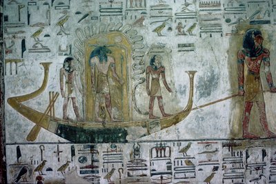 Yerin altındaki sularda çekilen yılan kıvrımlarıyla korunan Gece Teknesindeki güneş tanrısı Ra, Yeni Krallık, MÖ 1318 dolayları (çok renkli kabartma) by Egyptian 19th Dynasty