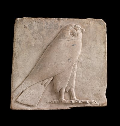 Bir şahini tasvir eden plak, muhtemelen tanrı Horus, 26. Hanedan veya Saite dönemi, MÖ 664-525 veya daha sonraki kireçtaşı by Egyptian 26th Dynasty