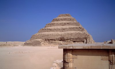 Mısır Antik Çağı: Sakkarah Piramidinin Görünümü. Imhotep