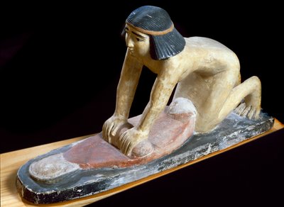 Mısır antikası: “” Ekmek yapmak için mısır gevreği kırma”” Heykelcik. 5. hanedan. 2400 M.Ö. Floransa, Museo Archeologico by Egyptian 5th Dynasty
