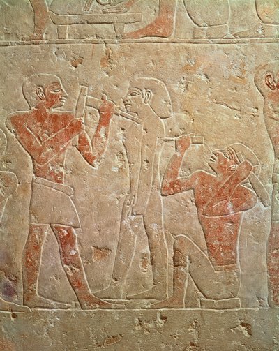 Kaemrehu, Saqqara, Eski Krallık, MÖ 2325 dolaylarındaki mastabadan bir heykeli oyan iki heykeltıraşın tasvir edildiği kabartma (boyalı kireçtaşı) by Egyptian 6th Dynasty