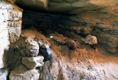 49 numaralı mezarın detayı, Altın Mumyalar Vadisi, Bahariya Vahası, Giza, Mısır. Mısır Uygarlığı by Egyptian Egyptian