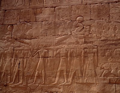 Mısır antik: Karnak (Karnac), Luksor, Mısır tapınağından kabartma by Egyptian Egyptian