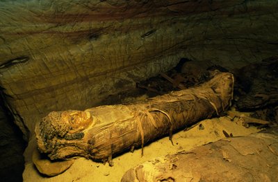 Mumya, Altın Mumyalar Vadisi, Bahariya Vahası, Giza, Mısır. Mısır Uygarlığı by Egyptian Egyptian