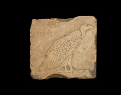 Her ikisi de alçak kabartmalı bir yüzünde akbaba, diğer yüzünde baykuş bulunan bir blok, Ptolemaios dönemi, MÖ 305-30 (kireçtaşı) by Egyptian Ptolemaic Period