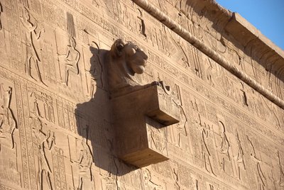Mısır antikası: aslan başlı çirkin yaratık, Hathor tapınağı, Denderah, Mısır by Egyptian Ptolemaic Period