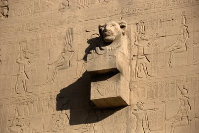 Mısır antikası: aslan başlı çirkin yaratık, Hathor tapınağı, Dendera, Mısır by Egyptian Ptolemaic Period