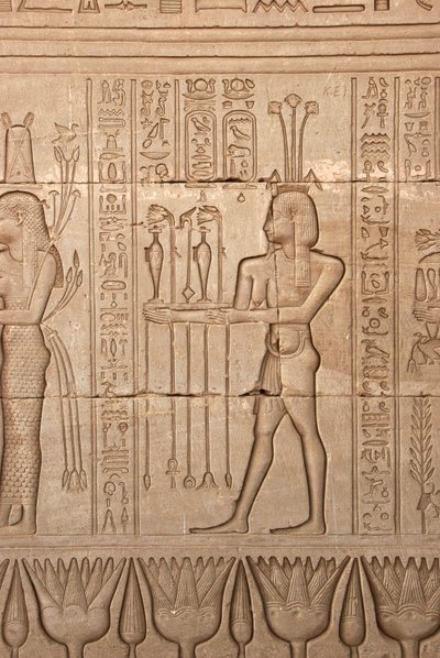 Mısır antikliği: tanrıçaya saygı için adaklar getiren bir adamın temsili, Hathor Tapınağı, Dendera, Mısır by Egyptian Ptolemaic Period