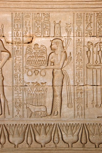 Antik Mısır: tanrıçaya adaklar getiren bir kadının temsili, Hathor Tapınağı, Denderah, Mısır - Mısır uygarlığı: tanrıça Hathor