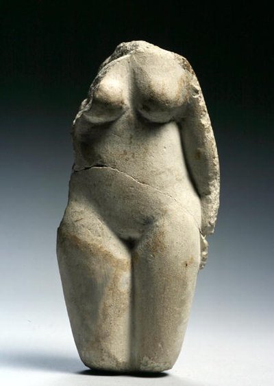 Kadın figürü (kireçtaşı) by Egyptian Ptolemaic Period