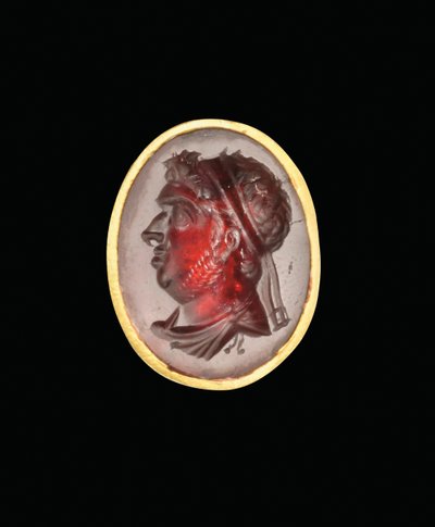 Bir Ptolemaik hükümdarın kraliyet portresine sahip Helenistik oyma yüzük, muhtemelen Ptolemy IX, Soter II, MÖ 2. yüzyılın sonu - 1. yüzyılın başı by Egyptian Ptolemaic Period