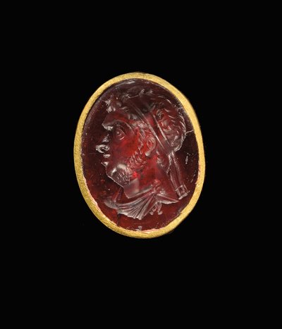 Bir Ptolemaik hükümdarın kraliyet portresine sahip Helenistik oyma yüzük, muhtemelen Ptolemy IX, Soter II, MÖ 2. yüzyılın sonu - 1. yüzyılın başı by Egyptian Ptolemaic Period