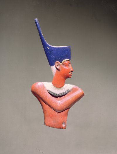 Bir kral kakma figürü (yaldız izleri olan opak cam) by Egyptian Ptolemaic Period