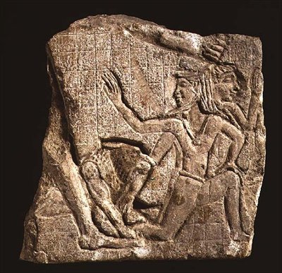 Aslanla düşmanlarını vuran bir kralı betimleyen heykeltıraş modeli, MÖ 400-201 dolayları (kireçtaşı) by Egyptian Ptolemaic Period