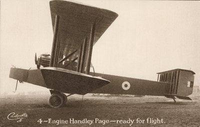 4-Engine Handley Page uçak, uçuşa hazır (s/b fotoğraf) by English Photographer