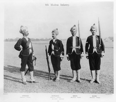 8. Madras piyadesi, 1897 dolayları (s/b fotoğraf) by English Photographer
