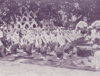 Bir Burma Dansı by English Photographer
