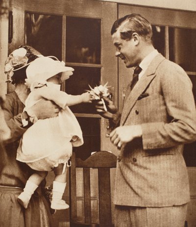Bir Çocuk Elleri Kral Edward VIII, Enham Köy Merkezinde Bir Buket, 1926 by English Photographer