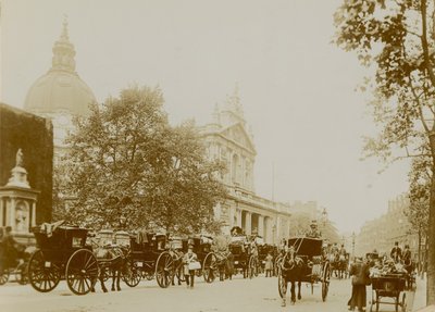Brompton Oratory ile yoğun bir sokak sahnesi by English Photographer