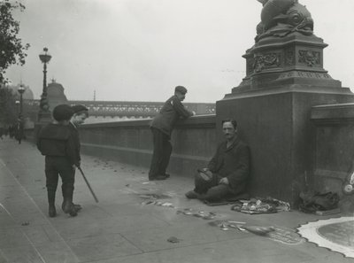 Dolgu üzerinde bir kaldırım sanatçısı by English Photographer