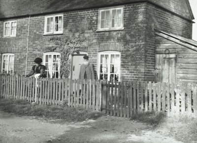 Wandsworth bölgesinde kır evi tarzında bir mülkün bahçesinde yaşlı bir çiftle birlikte bir kırsal sahne, Londra, 1895 by English Photographer