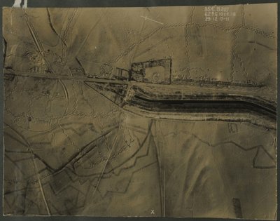Birinci Dünya Savaşı siperleri ile hava fotoğrafı, 1917 by English Photographer