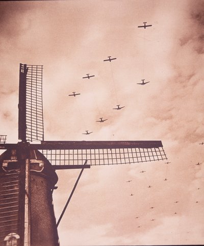 Hollanda üzerinde hava indirme birlikleri taşıyan Müttefik uçak yedekte planörler, Arnhem Savaşı by English Photographer