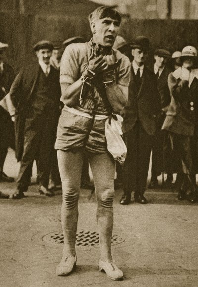 Tiyatro çukur kapısının dışında Houdini gibi giyinmiş bir oyuncu (sepya fotoğrafı) by English Photographer